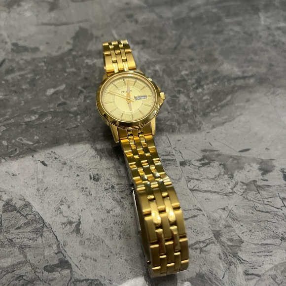 Citizen women’s day date quartz analog watch 28mm case size gold tone running - Picture 1 of 5